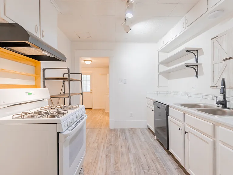2162 W Lowry St — Photo 10