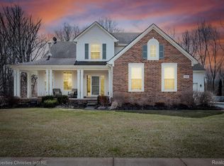 5946 Oak Bend Ct, Howell, MI 48843