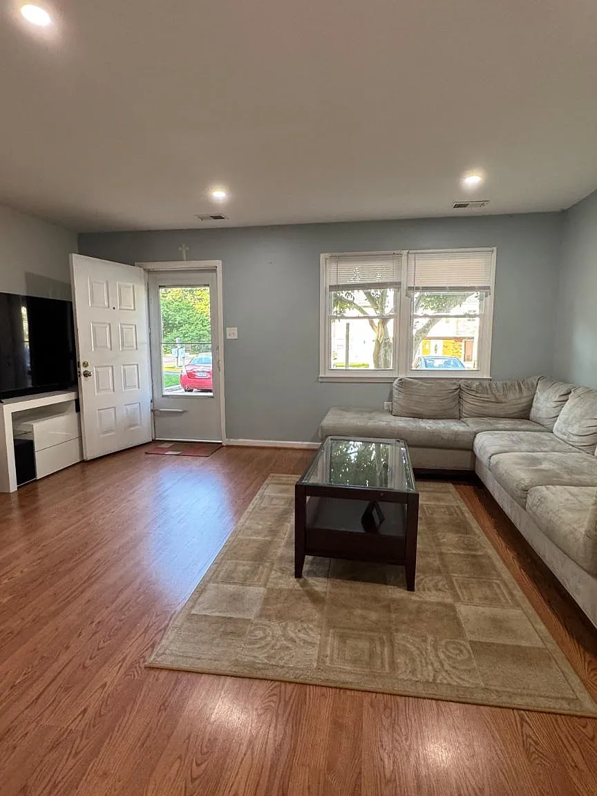 3 bed, 1.5 bath, 1332 sqft, $2,300 — Photo 3