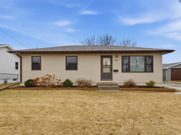 1063 Eisenhower Rd, Hiawatha, IA 52233