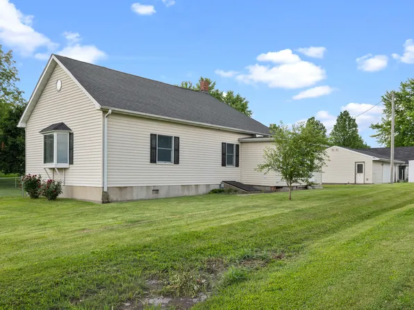 406 234th St, Aledo, IL 61231