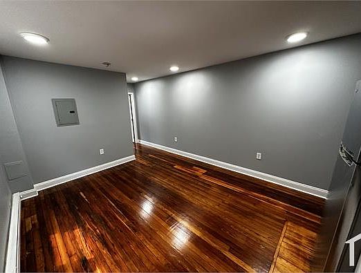 3rd image of 1722 Memorial Ave #3R