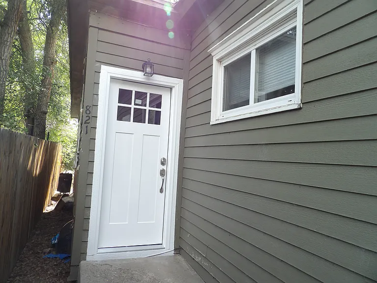 821 S Logan Ave — Photo 3