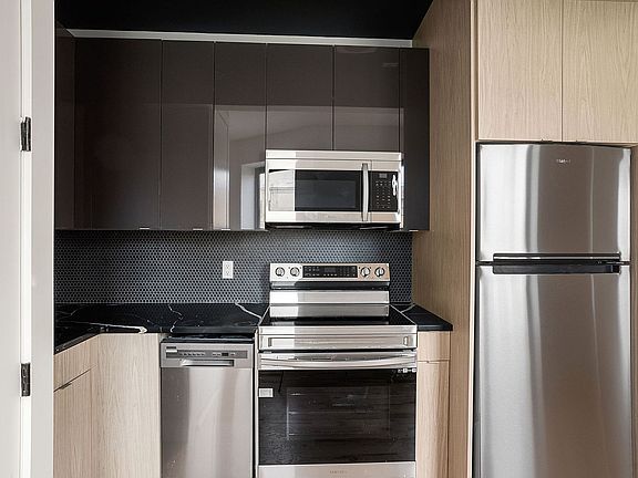 3rd image of 483 Willis Ave #5C