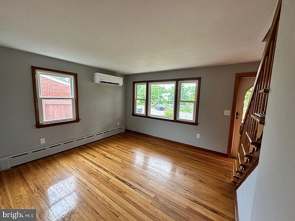 3rd image of 320 Barclay Ave
