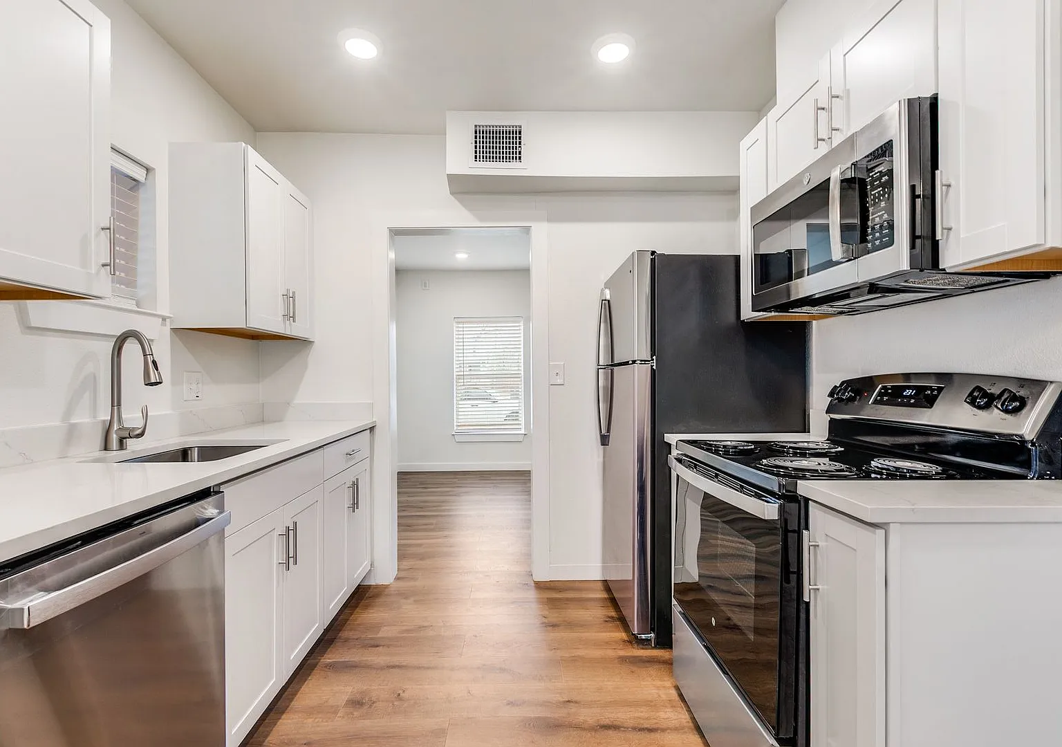 Renovated 2 Bedroom Downstairs Duplex in Los Angeles Heights — Photo 1