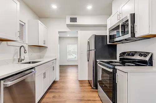 Renovated 2 Bedroom Upstairs Duplex in Los Angeles Heights Photo 1