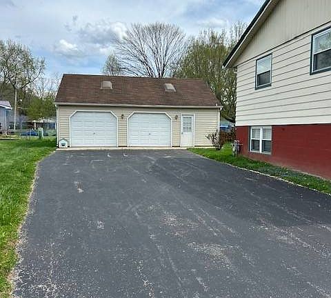 2nd image of 1866 Stivers Rd