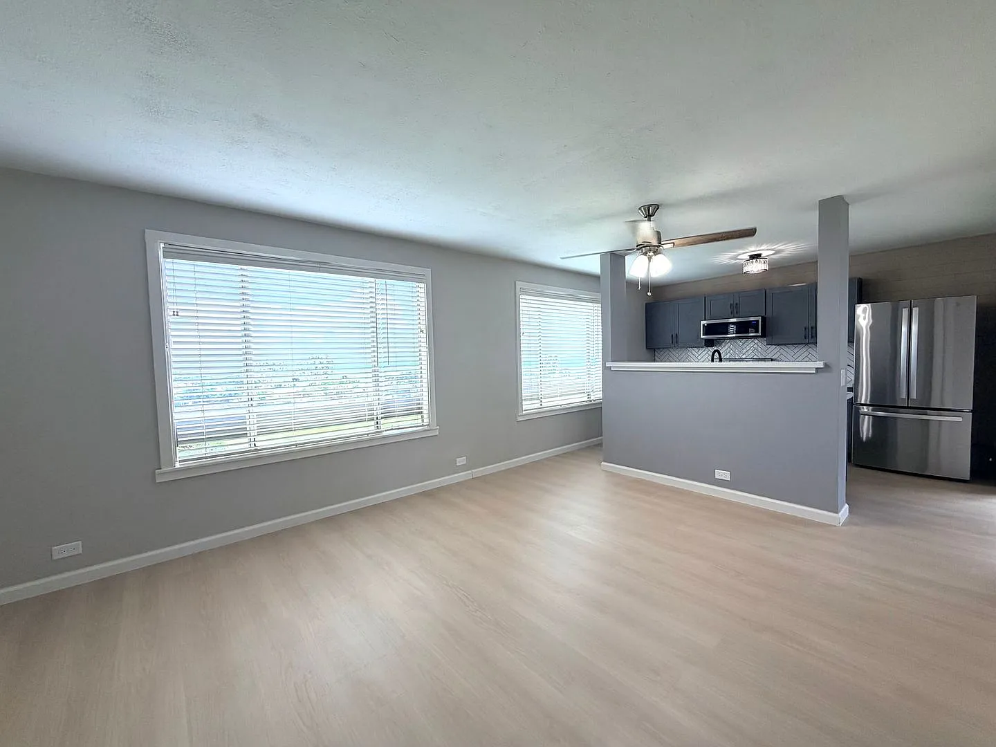 Newly Renovated 2 Bedroom, 2 Bathroom, 2 Parking with Den — Photo 4