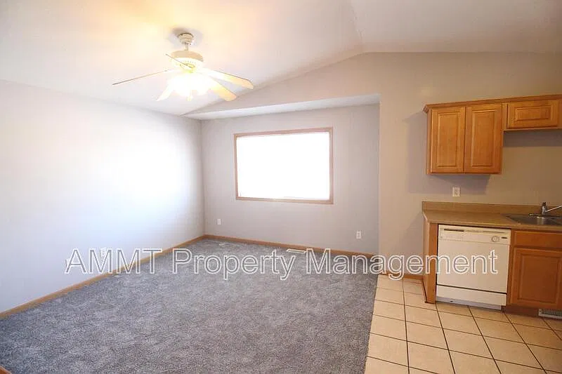 4 bed, 2.0 bath, 1136 sqft, $2,000 — Photo 1