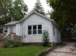 423 Ridgeland Ave, Woodstock, IL 60098