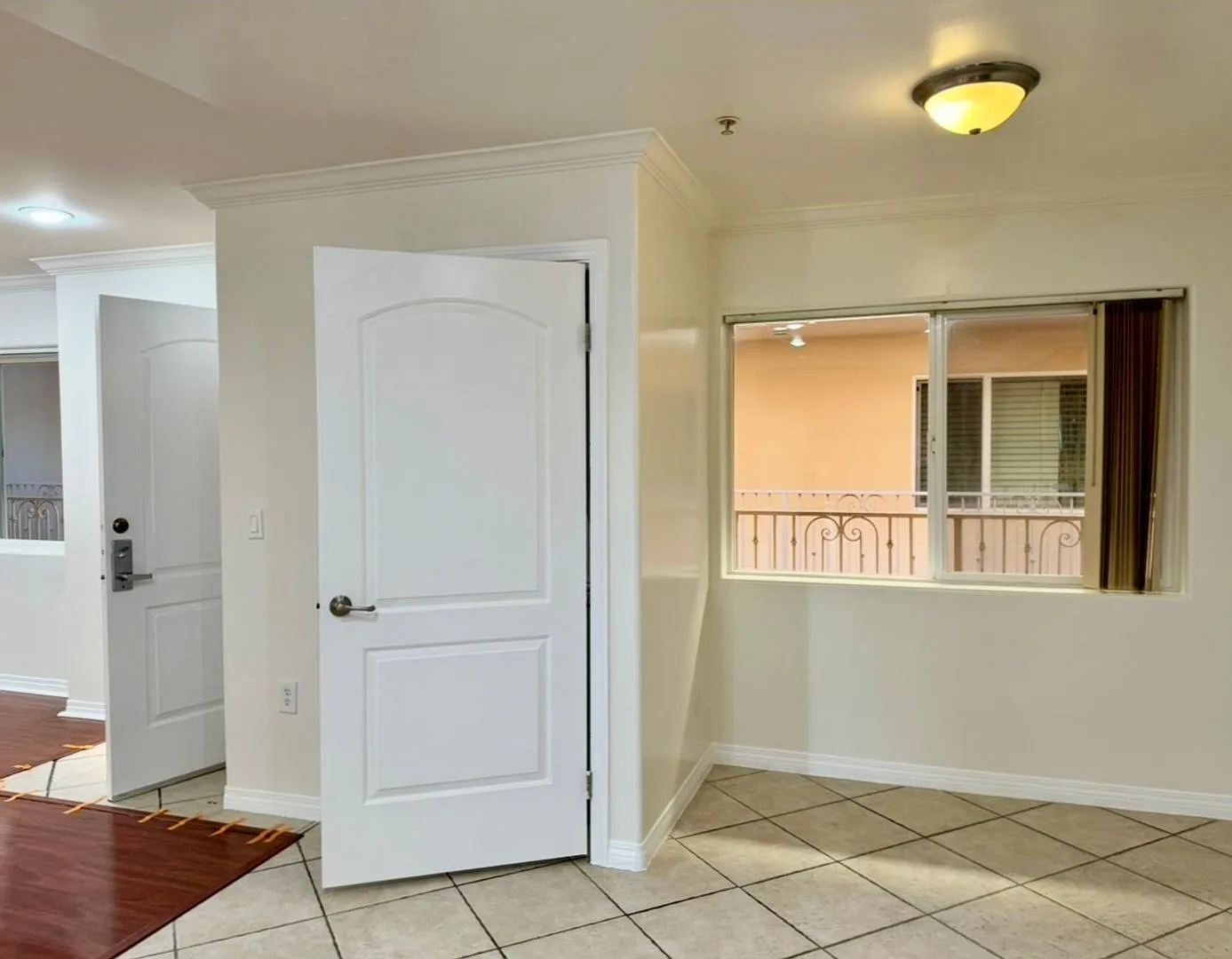 Spacious 2 bedroom condo in Van Nuys — Photo 3