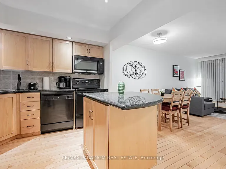 250 Wellington St W #228 — Photo 11