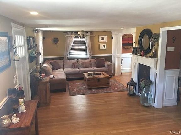 Oversized living room w/Hardwood Floors