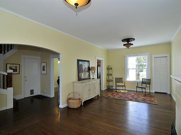 5th image of 327 Staples Ave