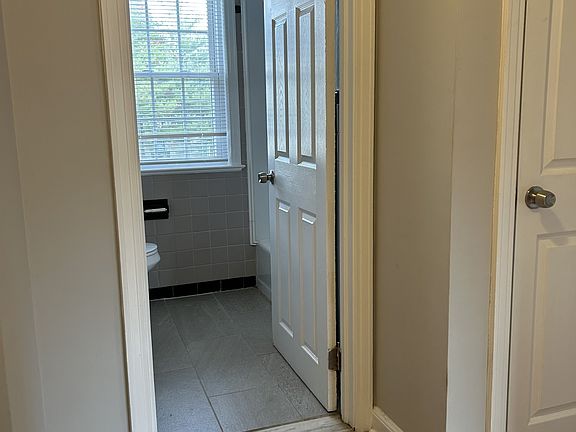 4th image of 1160-1164 Whitney Ave #1160-G