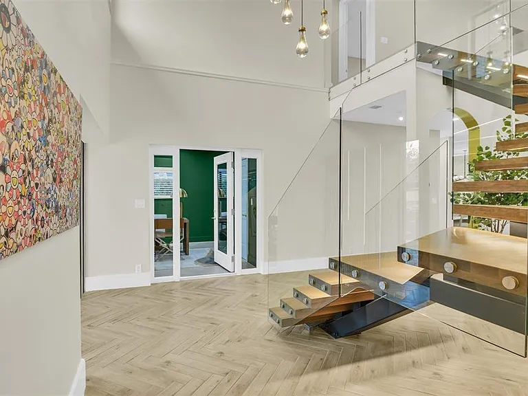 319 S Riverside Dr — Photo 22