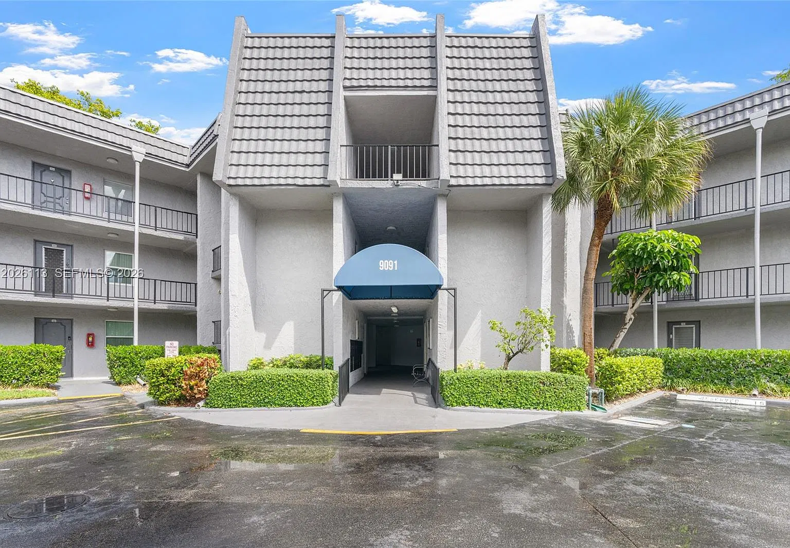 Lime Bay Condominium 5 — Photo 2