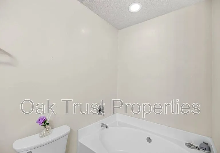 137 Venice St — Photo 23
