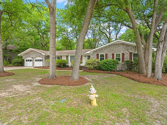 3rd image of 215 Chucker Dr
