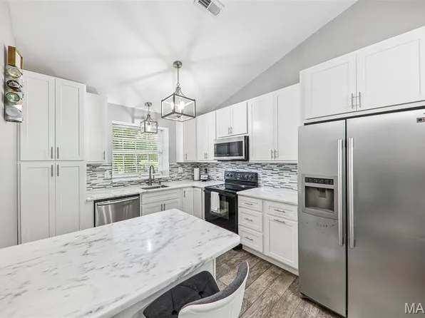 12948 Autumn View Dr, Saint Louis, MO 63146