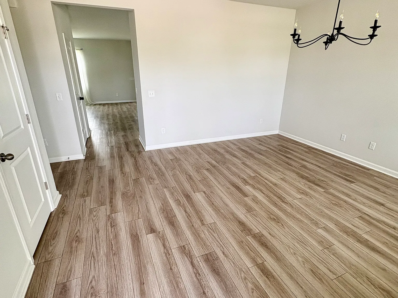 5 bed, 2670 sqft, $2,950 — Photo 3