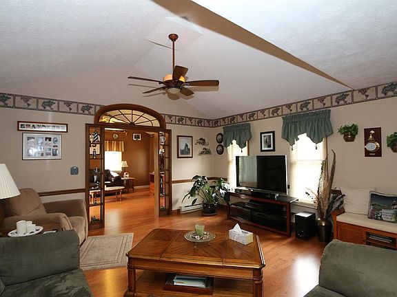 5th image of 266 Carpenter Dr