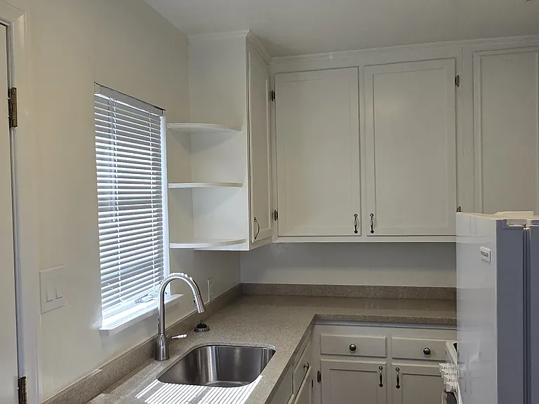 Sunset Park Apartments — Photo 10