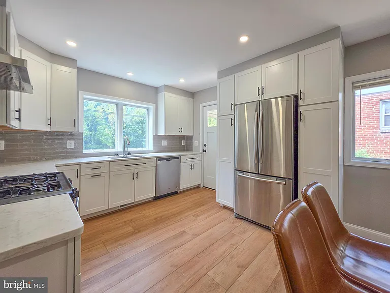 5921 Arlington Blvd — Photo 8