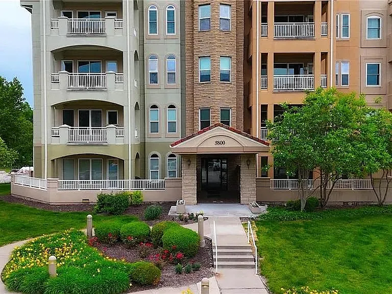 3800 N Mulberry Dr #305 — Photo 2