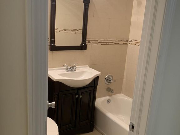 3rd image of 942 Cranford Ave