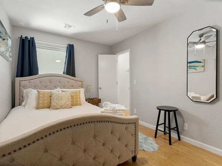 E 67th Pl — Photo 16
