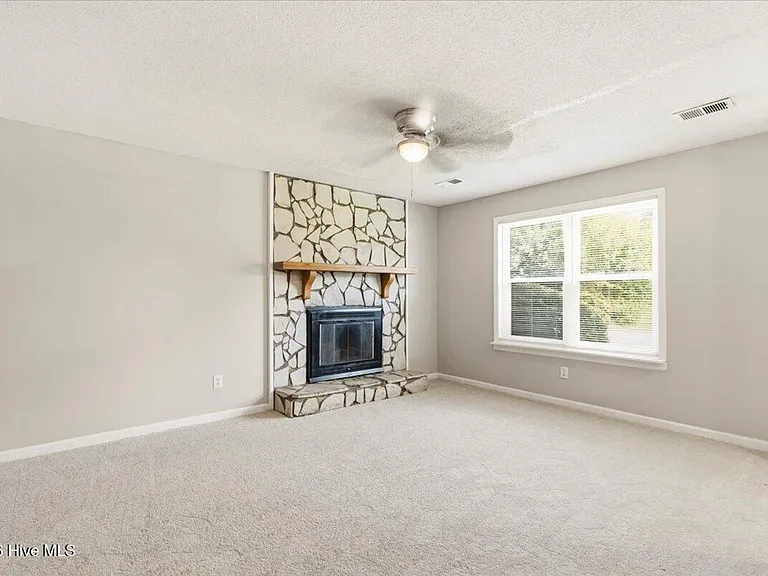 1910 Neptune Dr — Photo 3
