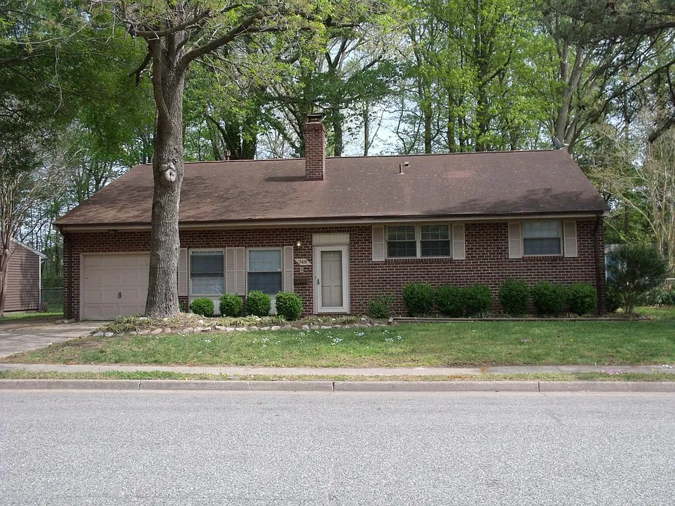 749 Chatsworth Dr