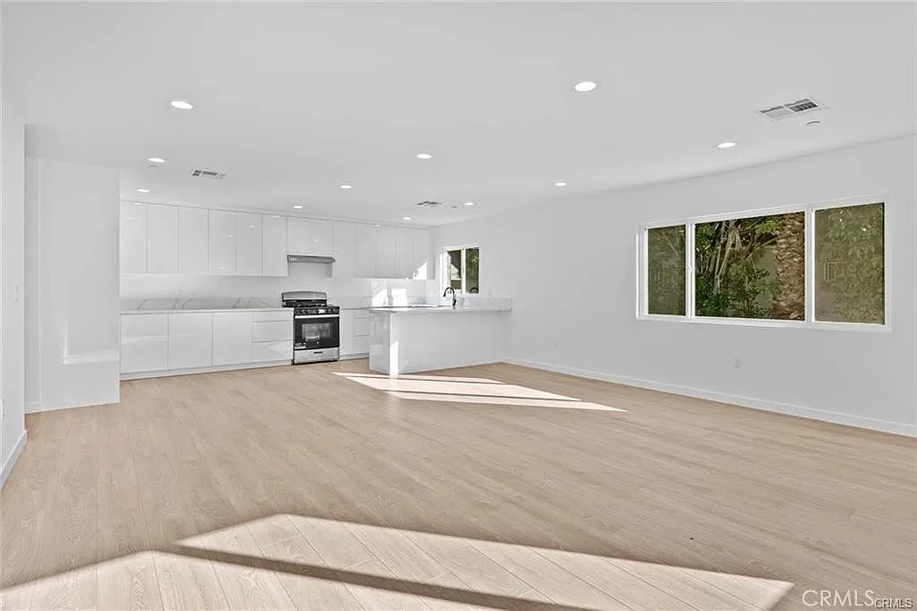 3 bed, 1385 sqft, $4,200 — Photo 3