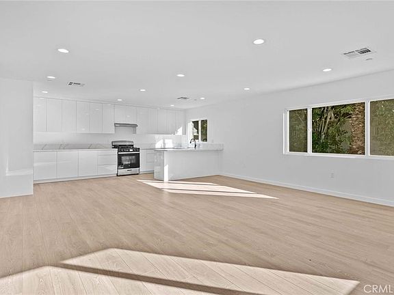 3rd image of 6842 Cedros Ave