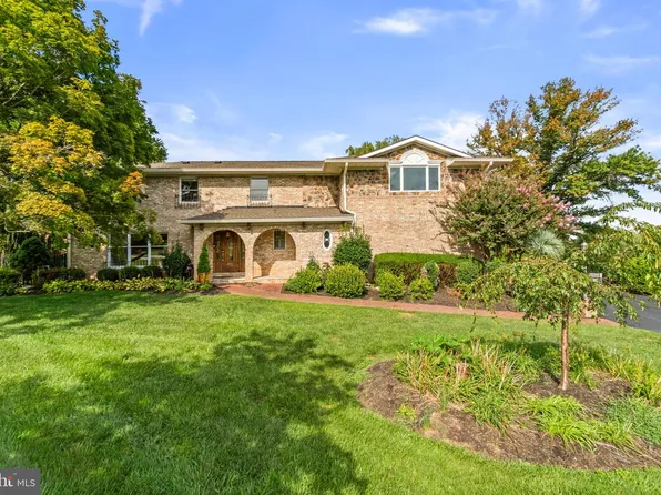 6911 Summerswood Dr, Frederick, MD 21702