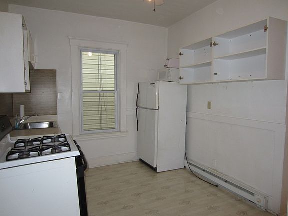 2nd image of 3140 Trowbridge St