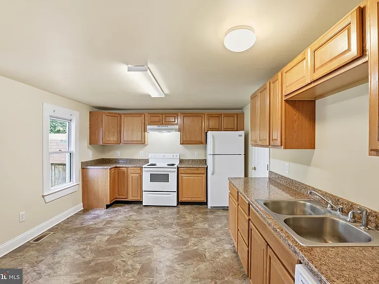 4 Thorn St — Photo 1