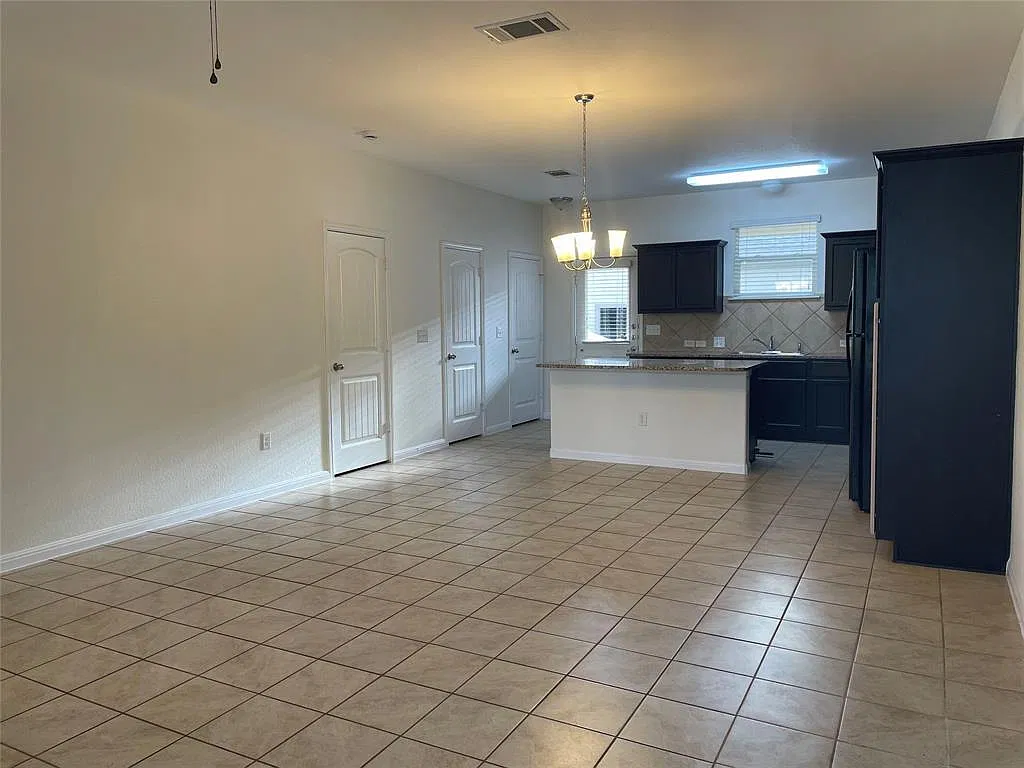 3 bed, 2.5 bath, 1360 sqft, $1,795 — Photo 2
