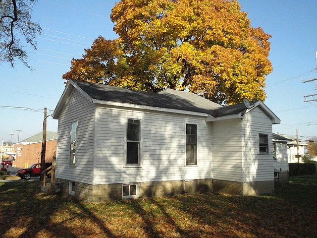 2nd image of 302 S 3rd St
