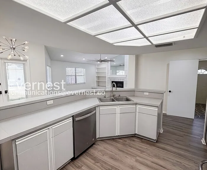 1915 W Orient St — Photo 5