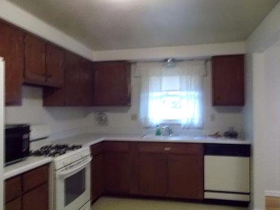 5th image of 210 Blackwood Dr