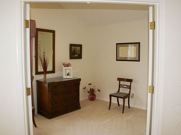 Den/office or guest bed