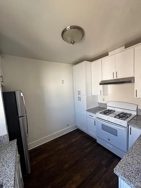 Building Photo - 520-530 E 17th St #520