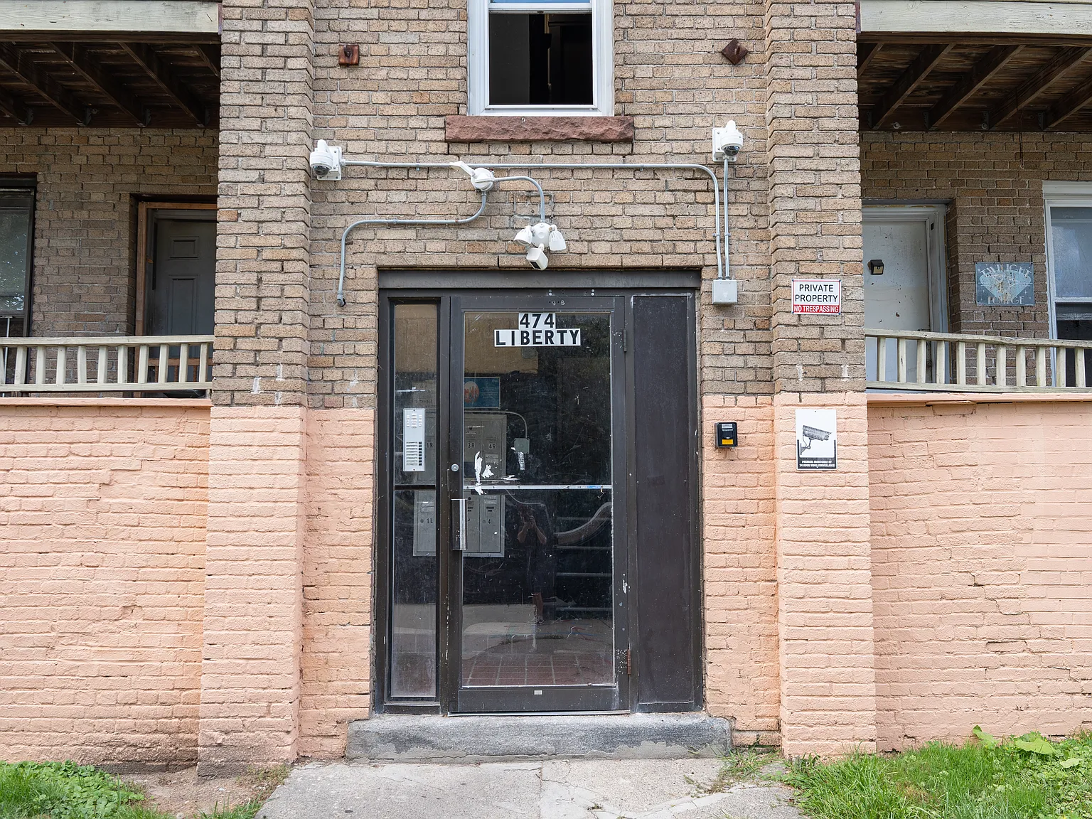 2 bed, 1000 sqft, $1,575 — Photo 2