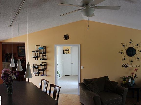 4th image of 6450 Applewood Ln