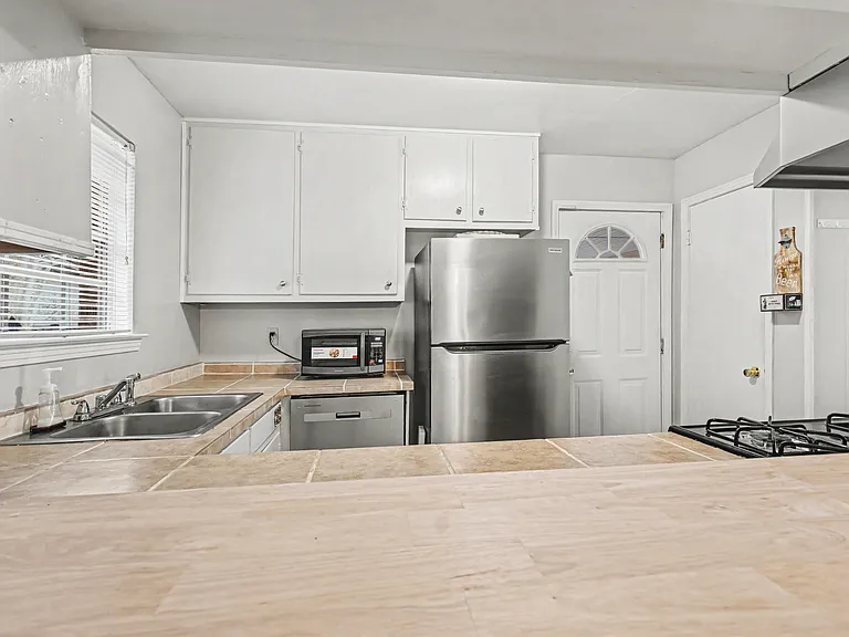 54 N University Blvd — Photo 10