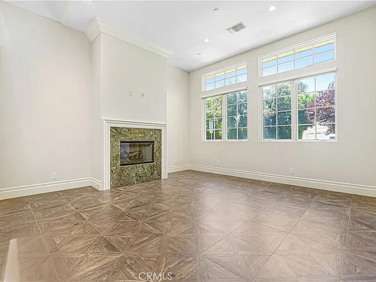 1714 W Oak St — Photo 6