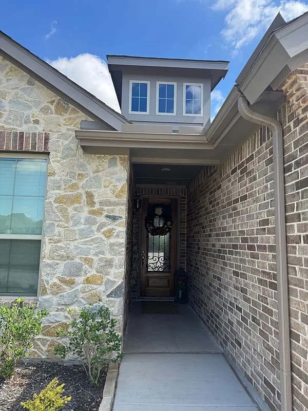 4 bed, 2.0 bath, 2001 sqft, $3,500 — Photo 4